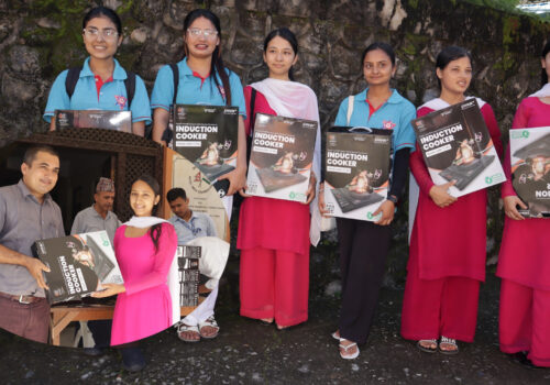 नीलकण्ठ बहुमुखी क्याम्पसद्वारा विद्यार्थीलाई इन्डक्सन चुल्हो वितरण