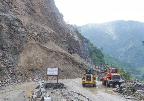 पहिरोका कारण अवरुद्ध रहेको पृथ्वी राजमार्ग साँझसम्म खुल्ने