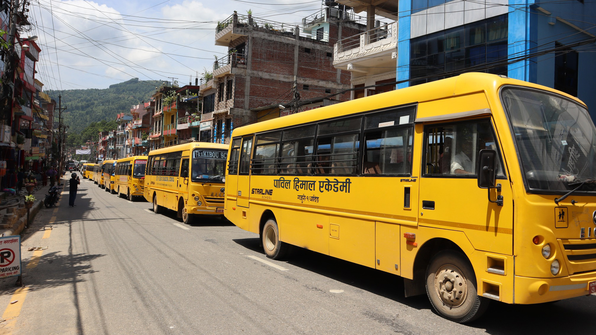धादिङमा निजी विद्यालयहरूको स्कुल बस ¥याली