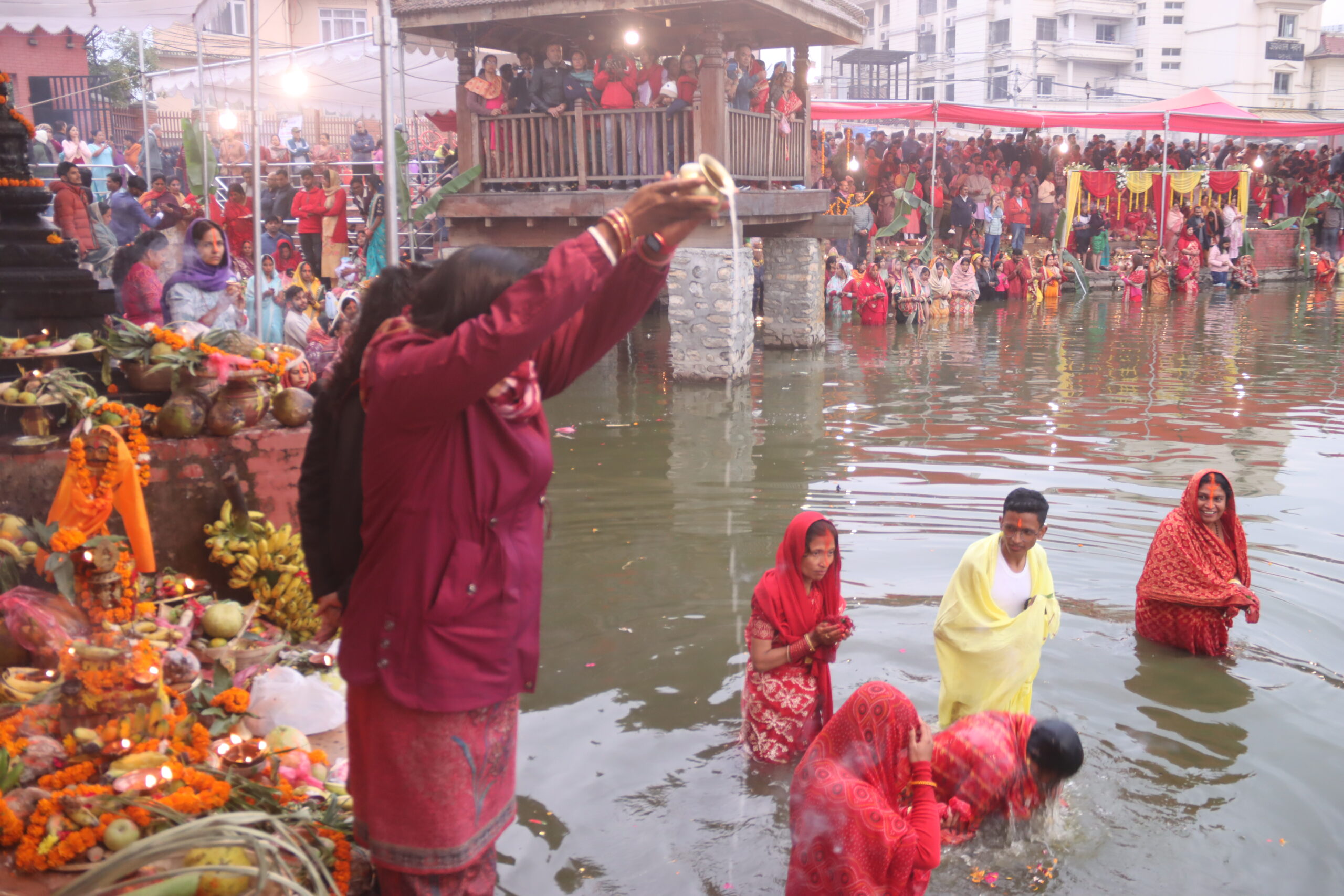 उदाउँदो सूर्यलाई अर्घ्य  दिइयो