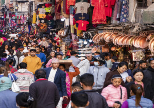 तिहार नजिकिँदै गर्दा बजारमा किनमेल गर्नेको चहलपहल बढ्दै