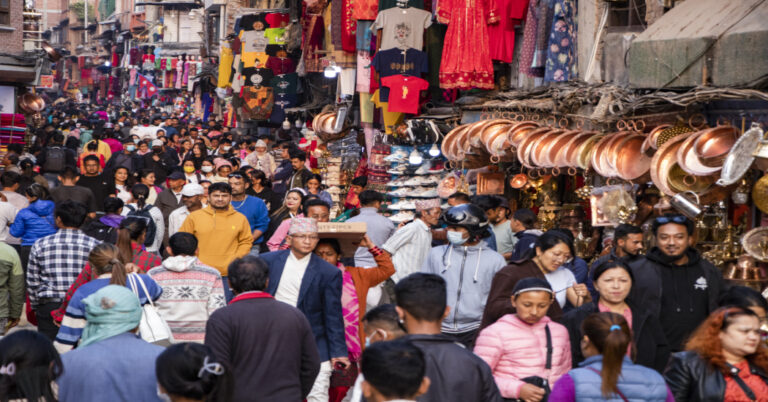 तिहार नजिकिँदै गर्दा बजारमा किनमेल गर्नेको चहलपहल बढ्दै