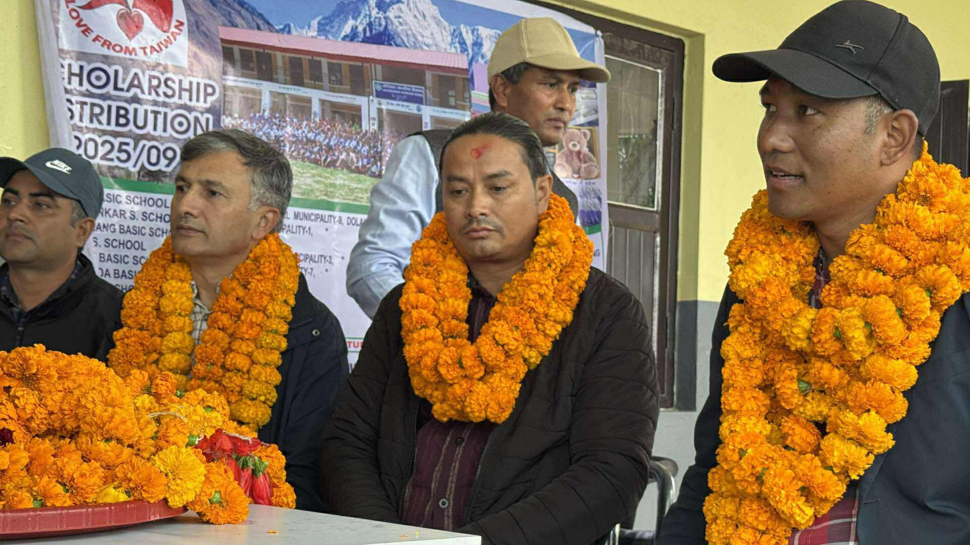 पशुपति माविका ७० जना विद्यार्थीलाई नगद सहित शैक्षिक सामाग्री वितरण