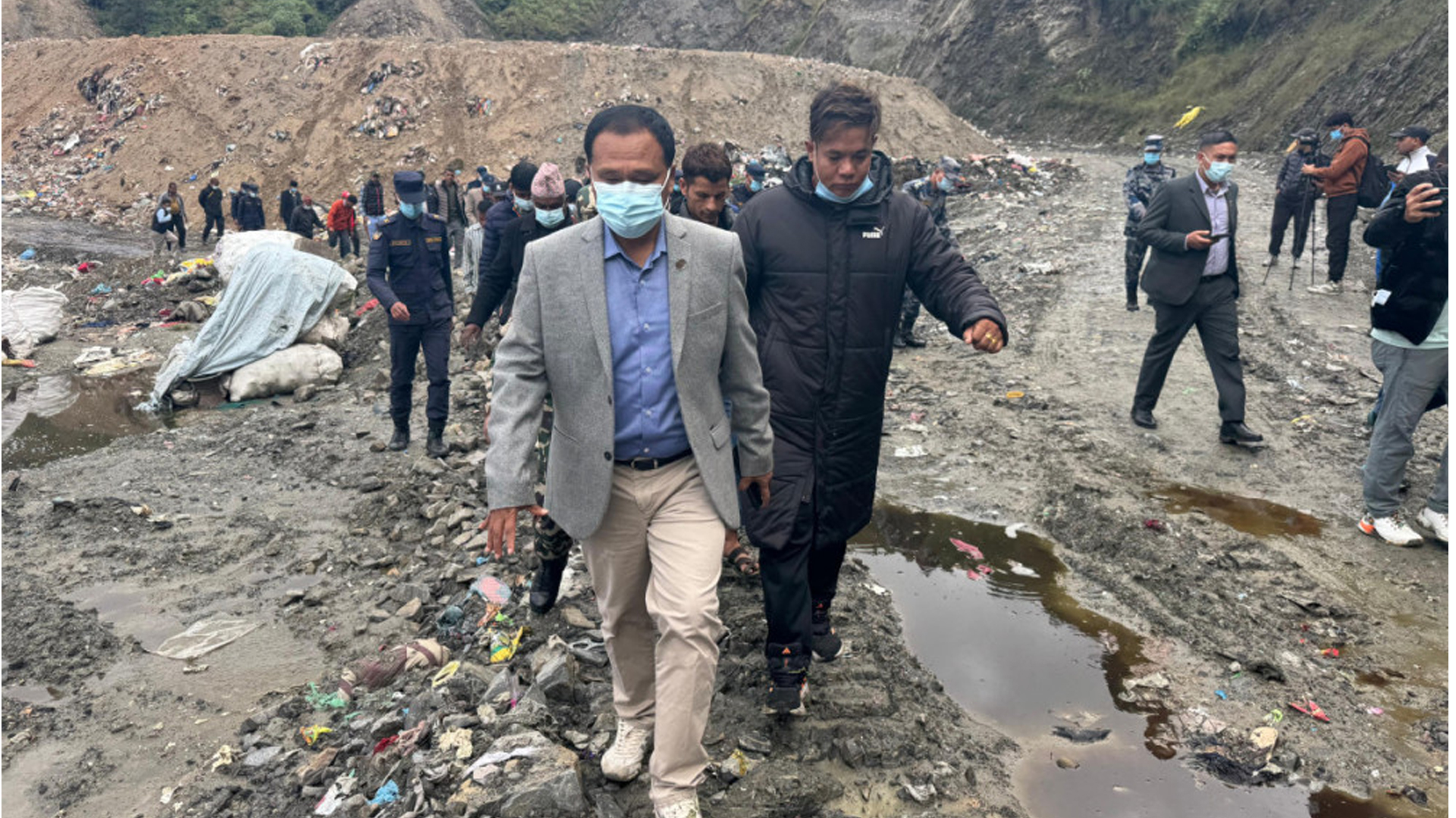 बञ्चरेडाँडामा फोहर बोकेका गाडी जान थाले