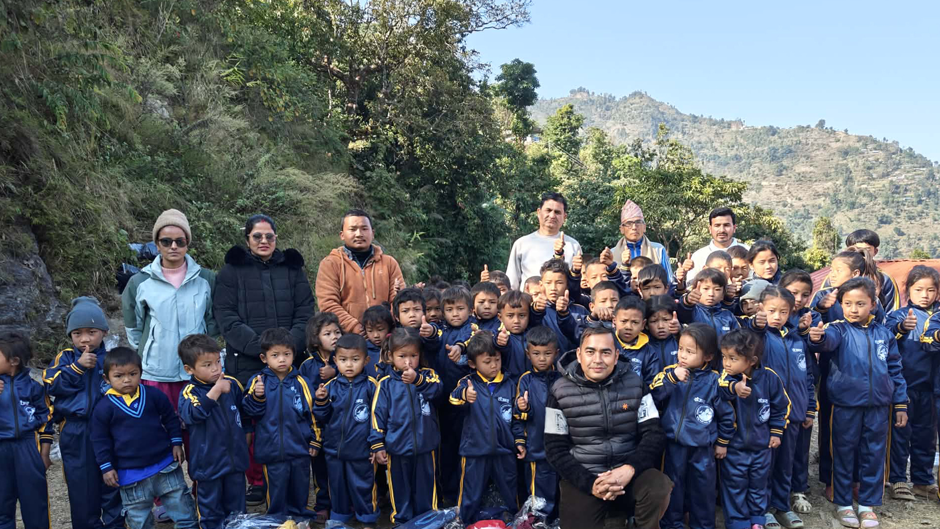 धादिङ नेपाली समाज अमेरिकाको सहयोगमा कोस्राङ आविका ६२ जना चेपाङ विद्यार्थीलाई न्यानो कपडा वितरण