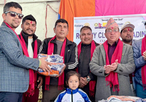 रोटरी क्लब अफ धादिङद्धारा न्यानो कपडा वितरण