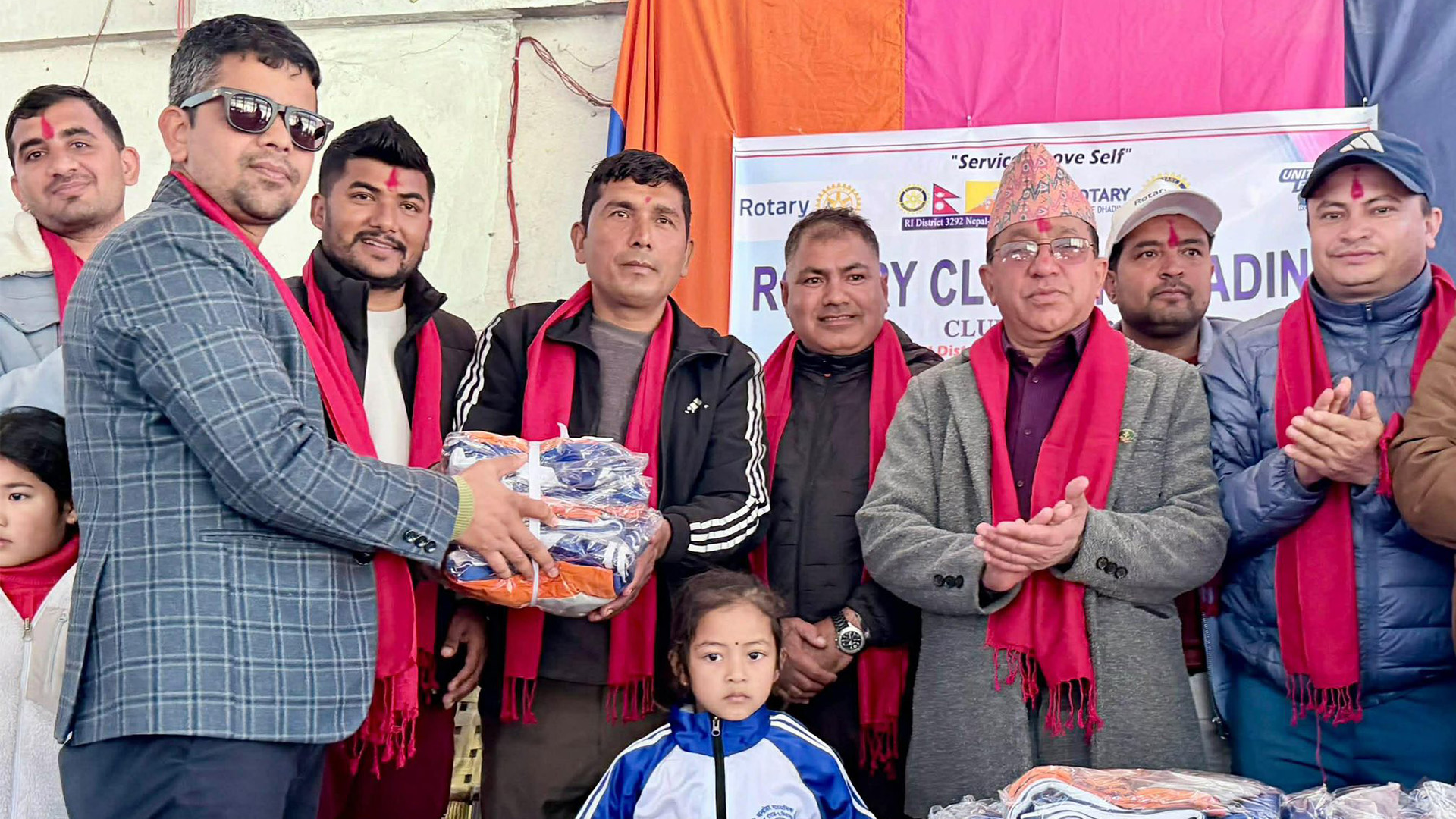 रोटरी क्लब अफ धादिङद्धारा न्यानो कपडा वितरण