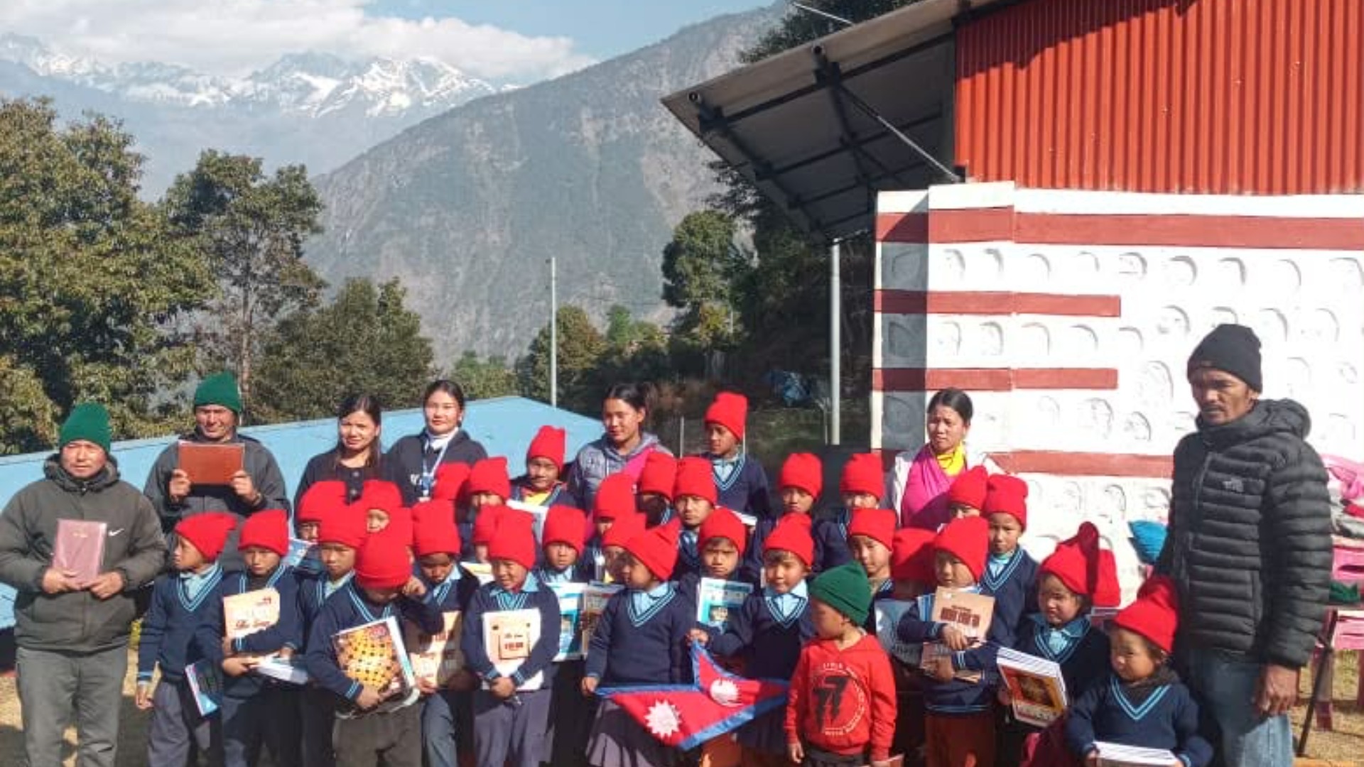 झार्लाङको टासी आ.विका विद्यार्थीलाई शैक्षिक सामग्री तथा न्यानो कपडा वितरण