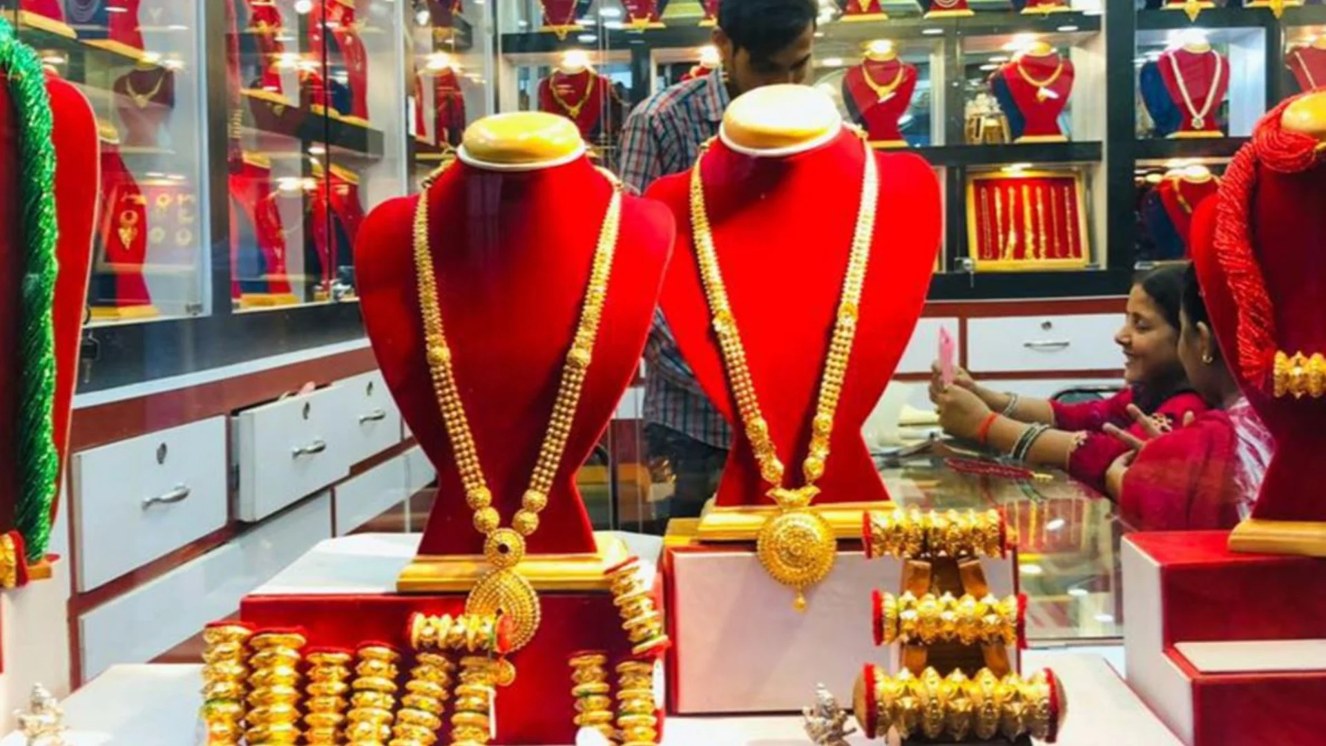 एक तोला सुनको मूल्य तीन लाख अठार हजार आठ सय