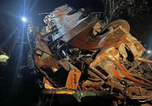 पोखराबाट काठमाडौँ जाँदै गरेको यात्रुवाहक बस त्रिशूलीमा खस्यो : दुर्घटनामा १७ को मृत्यु, २४ घाइते