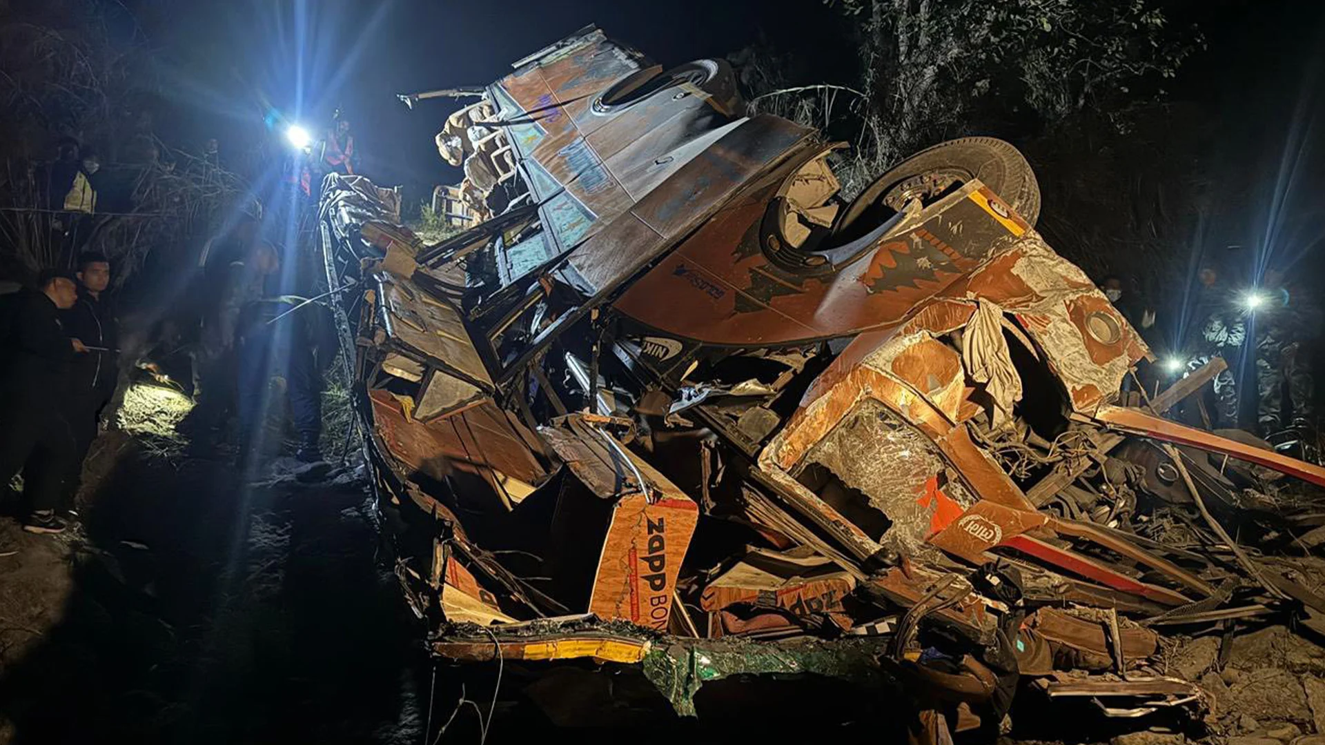 पोखराबाट काठमाडौँ जाँदै गरेको यात्रुवाहक बस त्रिशूलीमा खस्यो : दुर्घटनामा १७ को मृत्यु, २४ घाइते