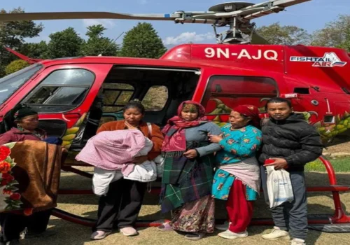 धादिङको खनियाबासमा जन्मिएको केही बेरमै शिशुको हेलिबाट उद्धार