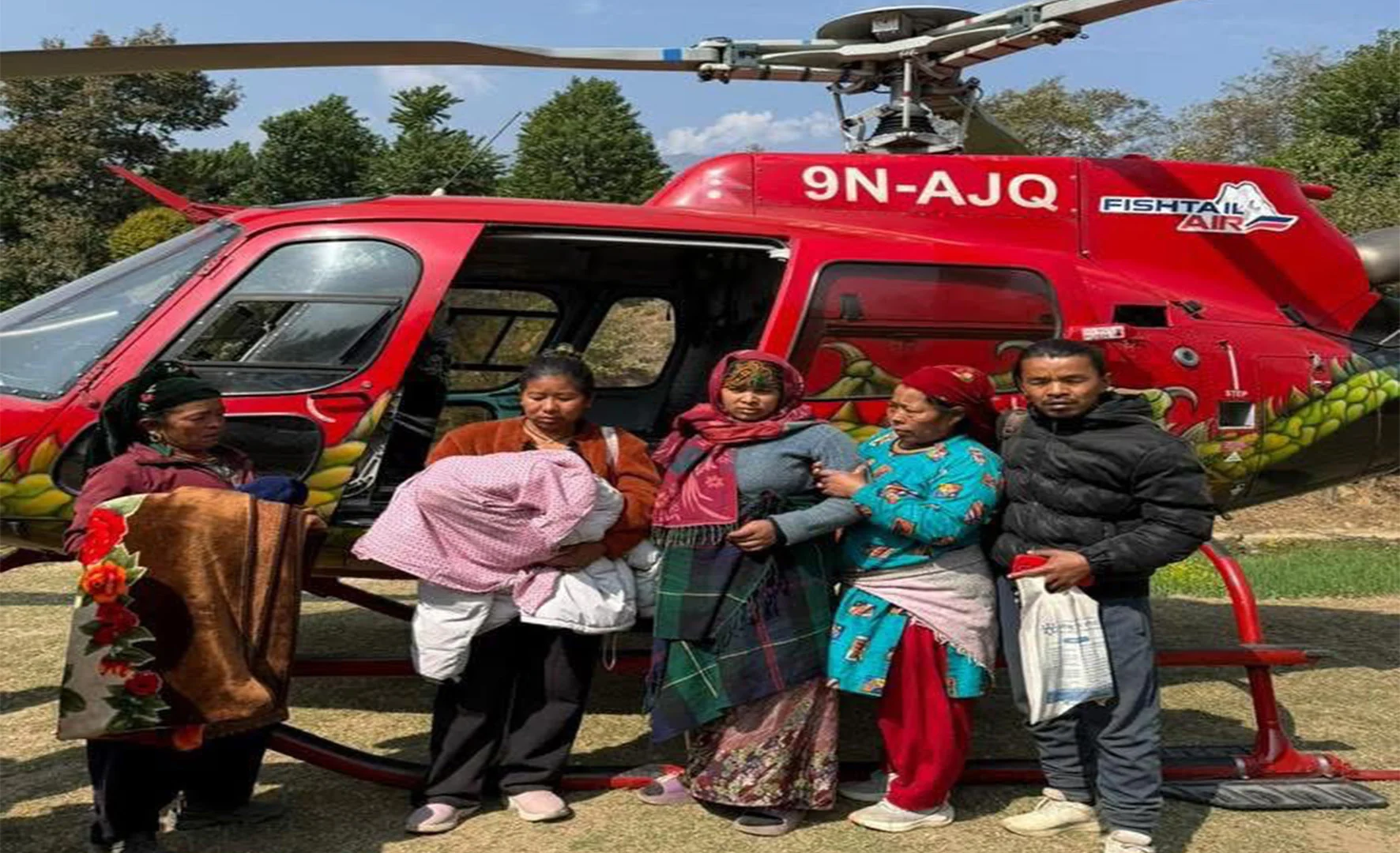 धादिङको खनियाबासमा जन्मिएको केही बेरमै शिशुको हेलिबाट उद्धार