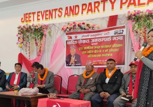 धादिङ–पोखरा जनसम्पर्क मञ्चको प्रशिक्षण : युवासँग साक्षात्कार गर्दै उम्मेदवार भण्डारी