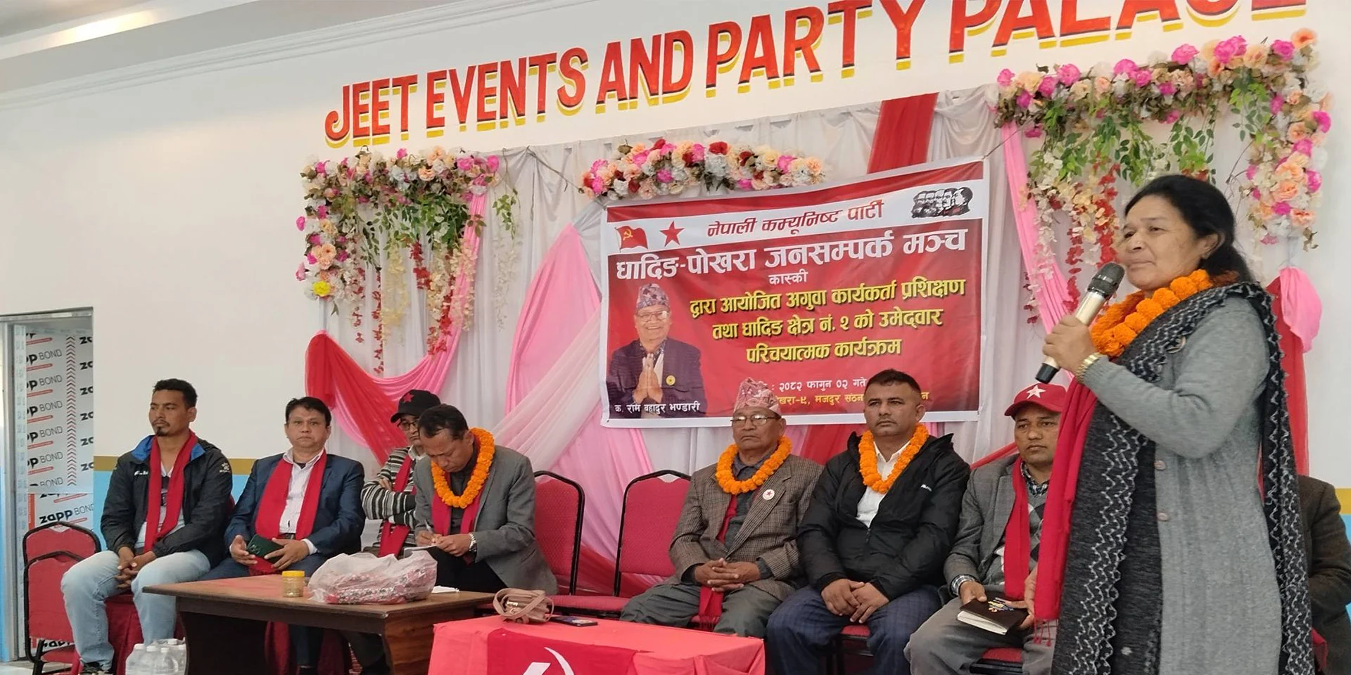 धादिङ–पोखरा जनसम्पर्क मञ्चको प्रशिक्षण : युवासँग साक्षात्कार गर्दै उम्मेदवार भण्डारी