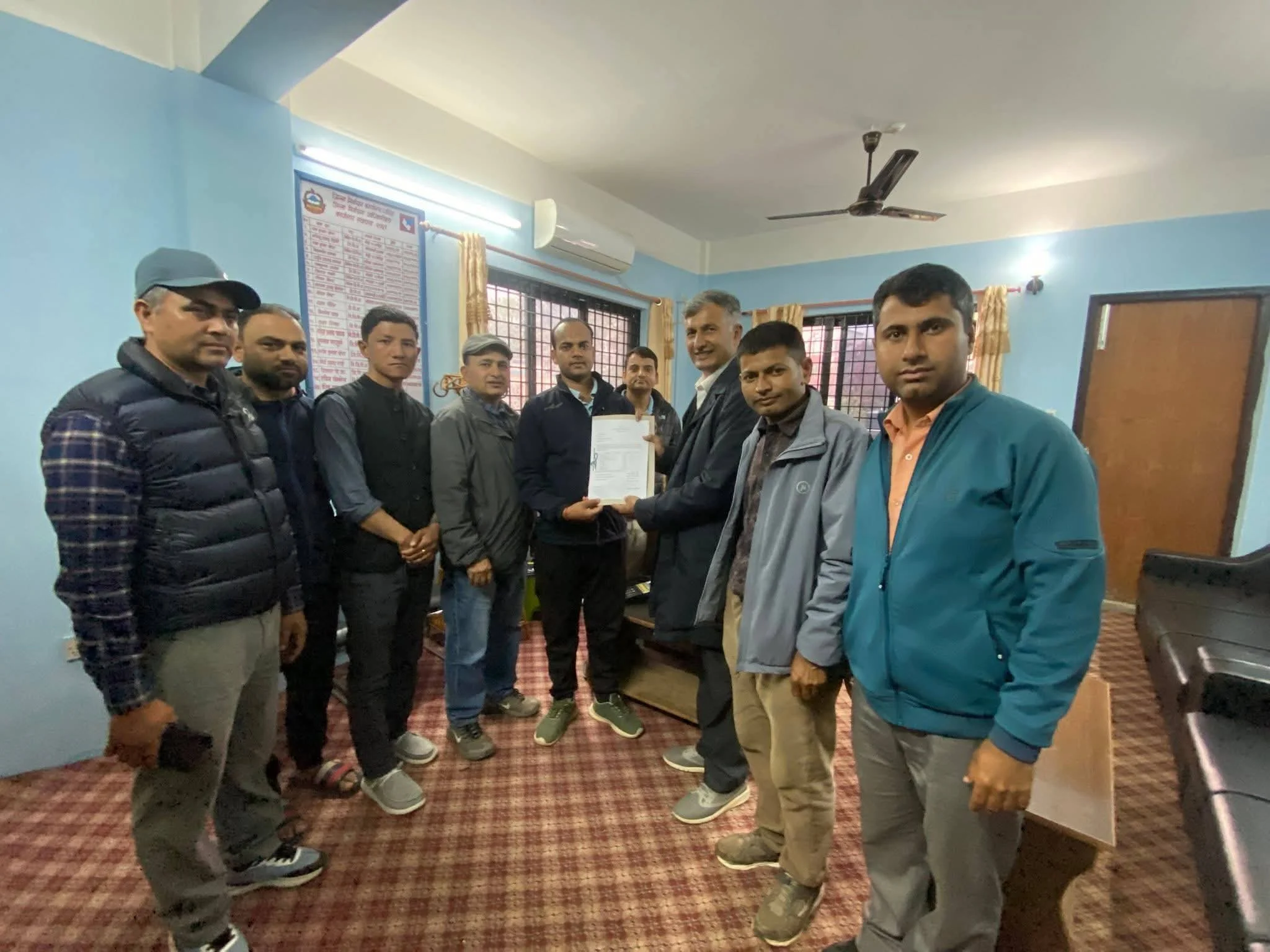 नेपाली काग्रेस क्षेत्र न २ का उम्मेद्वार रमेश प्रसाद धमलाद्वारा निर्वाचन कार्यालयमा खर्चको विवरण पेश,१३ लाख ८९ हजार खर्च भएको जानकारी