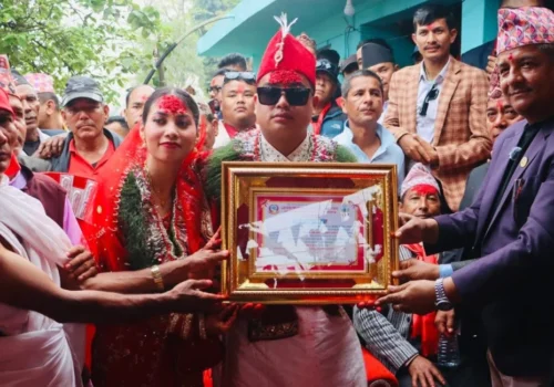 अन्तरजातीय विवाह गर्ने जोडीलाई गाउँपालिकाको सम्मान