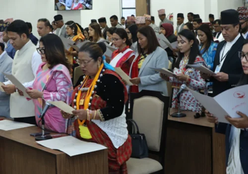 ज्येष्ठ सदस्य केसीद्वारा नवनिर्वाचित प्रतिनिधिसभा सदस्यलाई शपथ