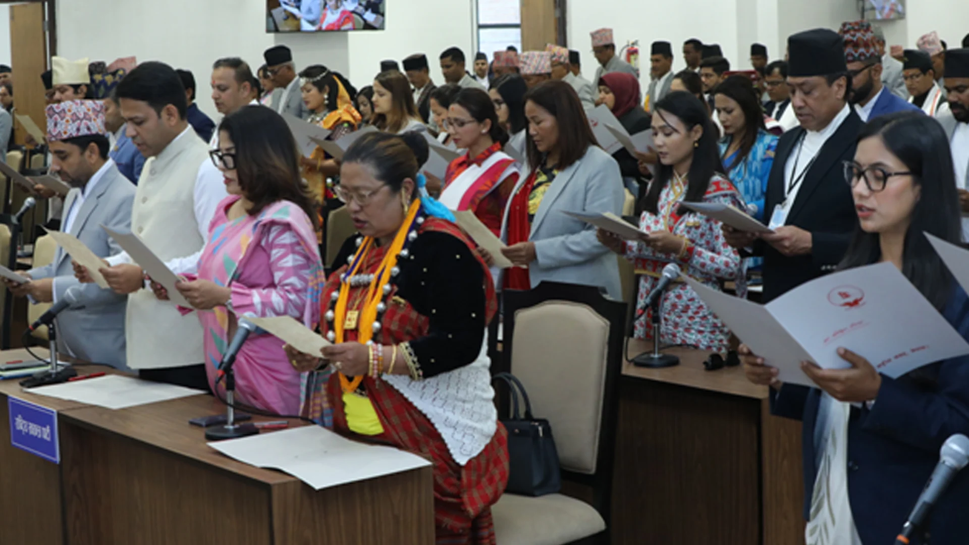 ज्येष्ठ सदस्य केसीद्वारा नवनिर्वाचित प्रतिनिधिसभा सदस्यलाई शपथ