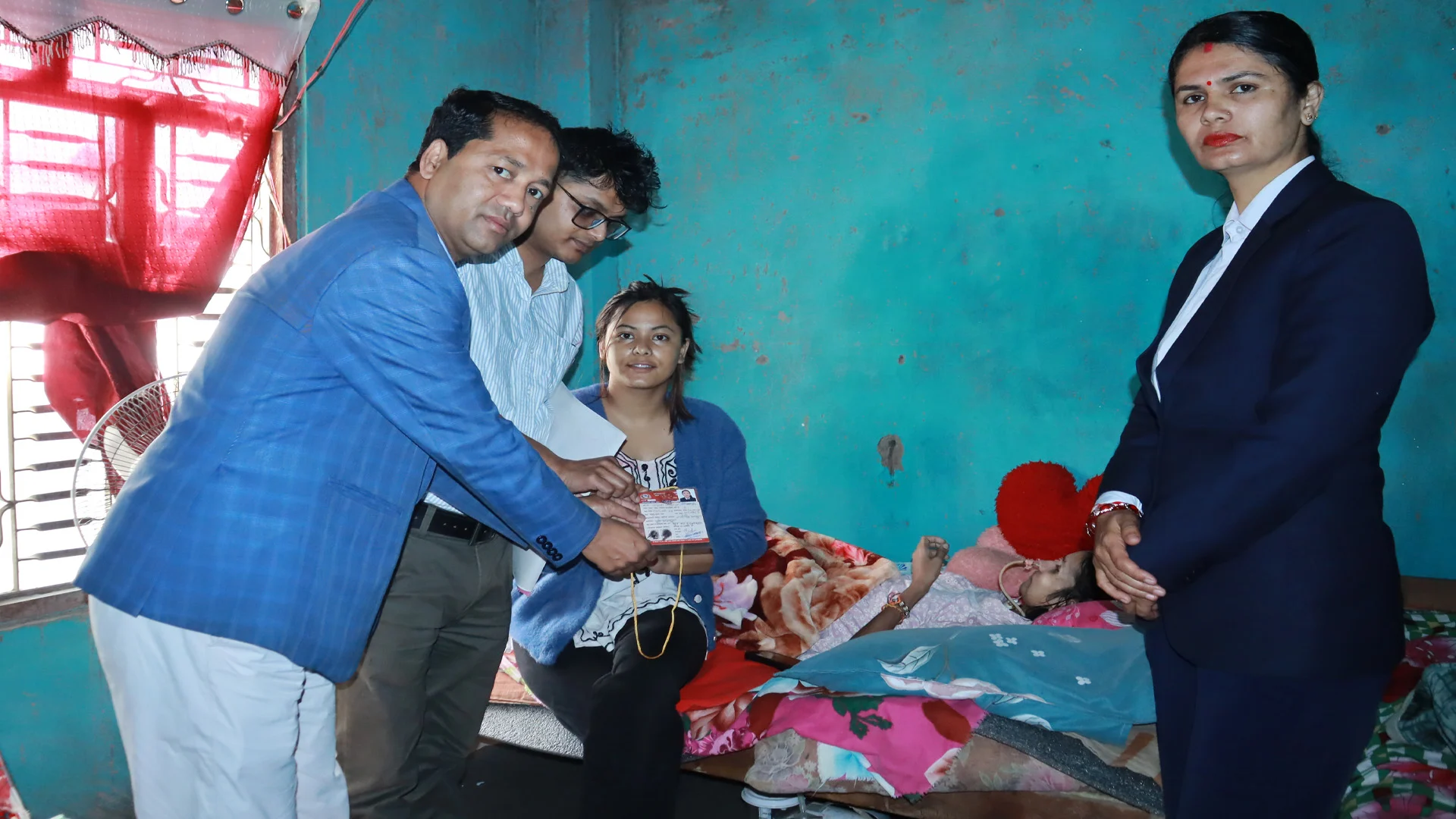 घाइते महिलालाई घरमै पुगेर अपाङ्गता परिचयपत्र प्रदान