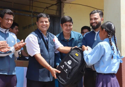 रामकोट माविका १०७ जना विद्यार्थीलाई शैक्षिक सामाग्री वितरण