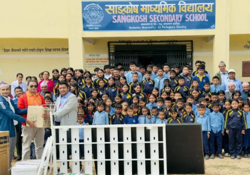 नीलकण्ठ–१२ का दुई विद्यालयलाई स्वास्थ्य सामग्री वितरण