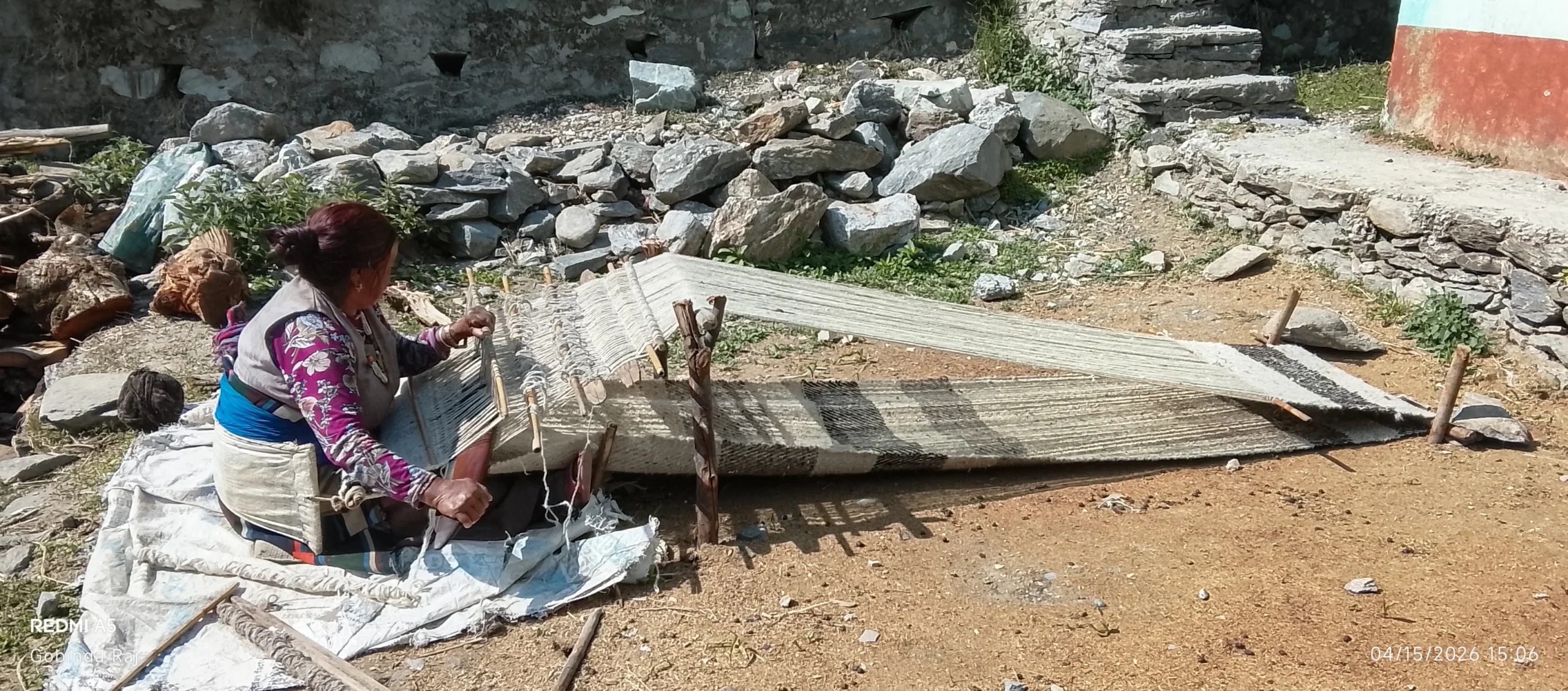 परम्परागत तान बुन्दै गरेकी महिला: तस्वीर: गाेविन्द्र राज तिमिल्सेना