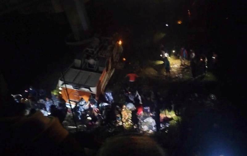 दाङमा यात्रुबाहक बस राप्ती नदीमा खस्यो