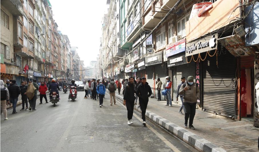 न्युरोडमा पार्किङ गर्न निषेध गरिएपछि व्यापारीहरु आन्दोलित