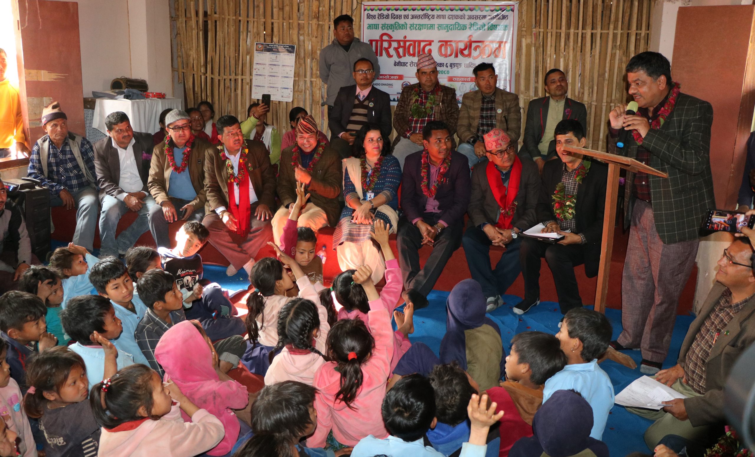 चेपाङ समुदायसँग छलफल गर्न रेडियोकर्मी पुगे धादिङको दुर्गम चेपाङ गाउँ बुङपुङ