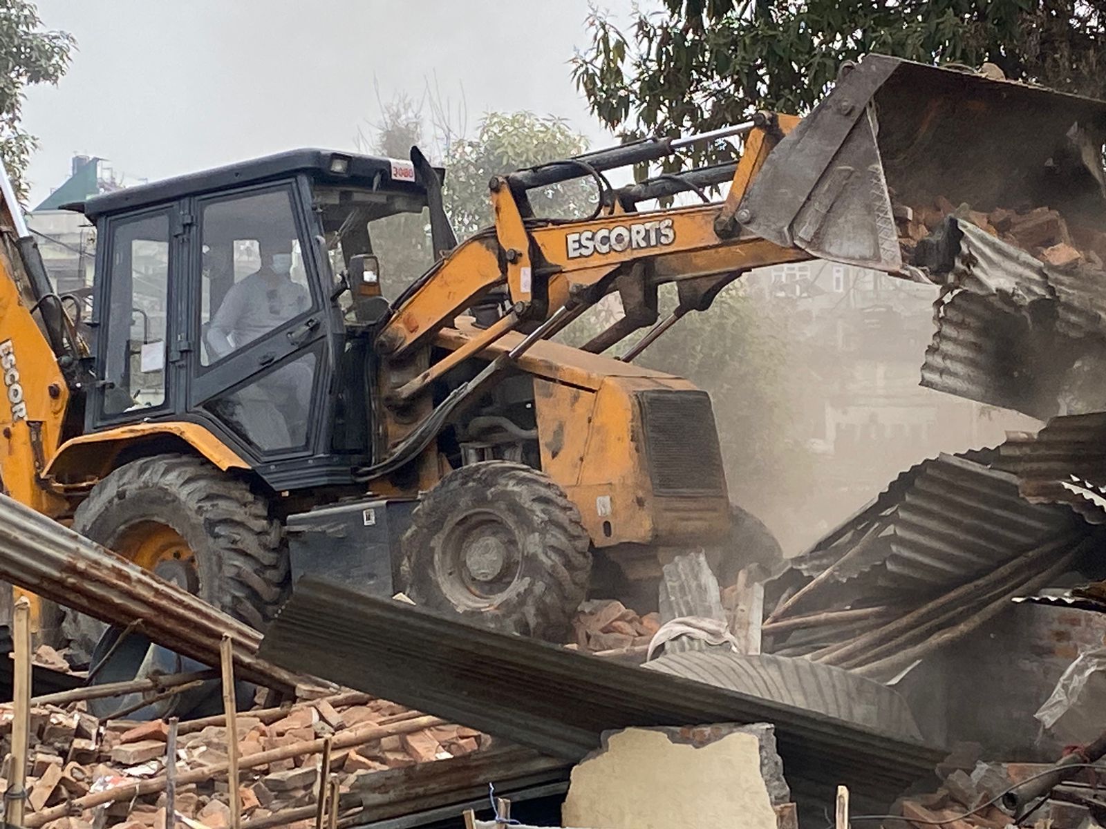 आलोकनगरमा बनाइएका अवैध संरचनामाथि काठमाडौं महानगरले चलायो डोजर