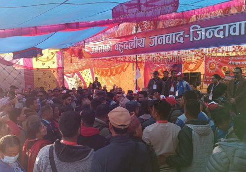 एमाले धादिङको अधिवेशन विवाद: अध्यक्ष मण्डलको नेतृत्व नपाएसम्म बन्दसत्र चल्न नदिने मुडमा लोहनी पक्ष