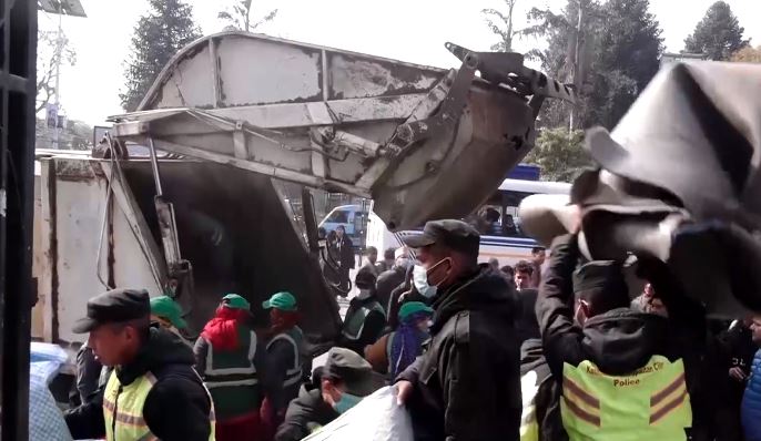 शान्तिवाटिकामा धर्नामा बसेकाहरूलाई काठमाडौं महानगरले हटायो