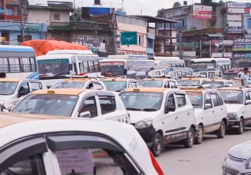 विद्युतीय ट्याक्सी भित्र्याउने सरकारको निर्णयको विरुद्धमा ट्याक्सी व्यवसायीहरु आन्दोलनमा