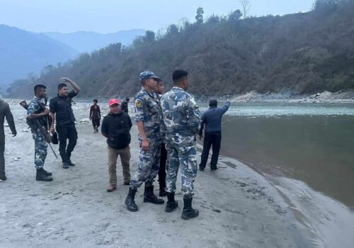 सुनकोशीमा बेपत्ता बालबालिका खोज्न सशस्त्र प्रहरीको गोताखोर परिचालन