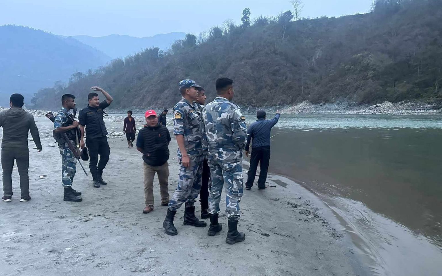 सुनकोशीमा बेपत्ता बालबालिका खोज्न सशस्त्र प्रहरीको गोताखोर परिचालन