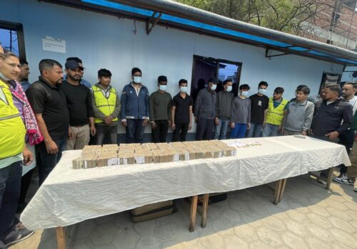 न्युरोडबाट १ किलो सुन र डेढ करोड रकमसहित ५ जना पक्राउ