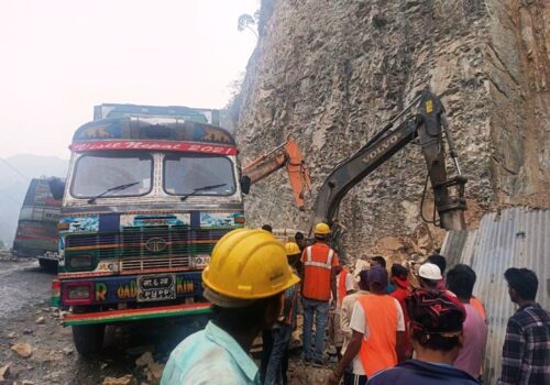 सडक विस्तारका क्रममा पहिरोले पुरिएर एक्स्काभेटर चालकको मृत्यु