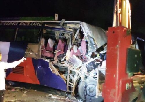 तीन बस र एक ट्रक एक आपसमा ठोक्किदा एकको मृत्यु २२ जना घाइते