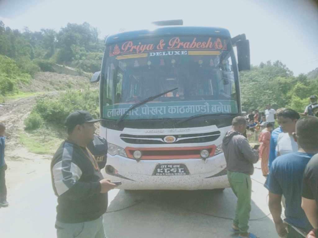 धादिङमा बसको ठक्करबाट एक युवकको मृत्यु