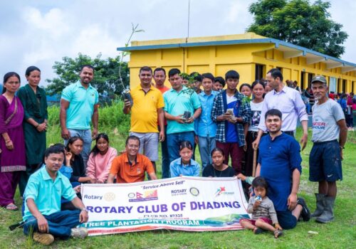 रोटरी क्लव अफ धादिङद्धारा प्रकाश मावि परिसरमा वृक्षारोपण