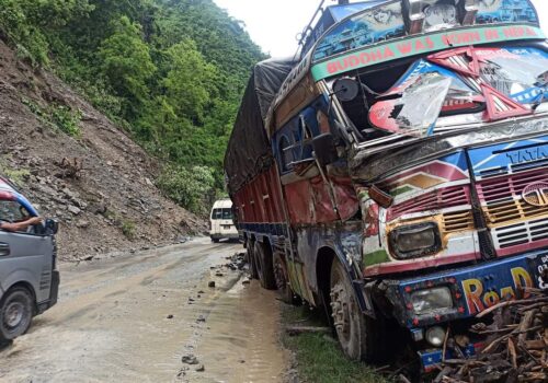 गुडिरहेको ट्रकमा पहिरोले क्षति, पृथ्वी राजमार्ग एकतर्फी सुचारु