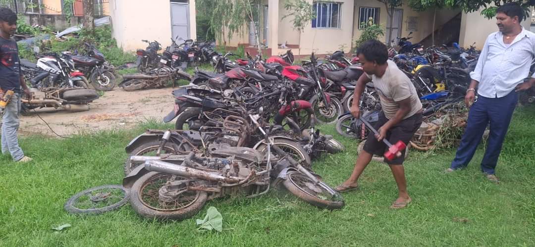 धादिङमा बेवारिसे माेटरसाईकलकाे लिलामी