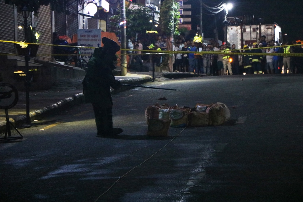 थोत्रा कपडा रहेको शंकास्पद सुटकेशका कारण धादिङबेशी बजार पाँच घण्टा शिल