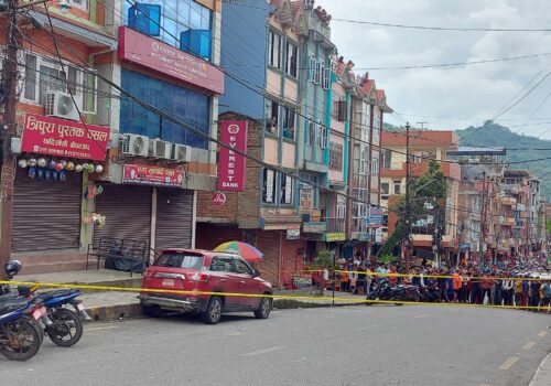 धादिङको बीचबजारमा पार्किङ गरिराखेको कारभित्र शंकास्पद सामान फेला