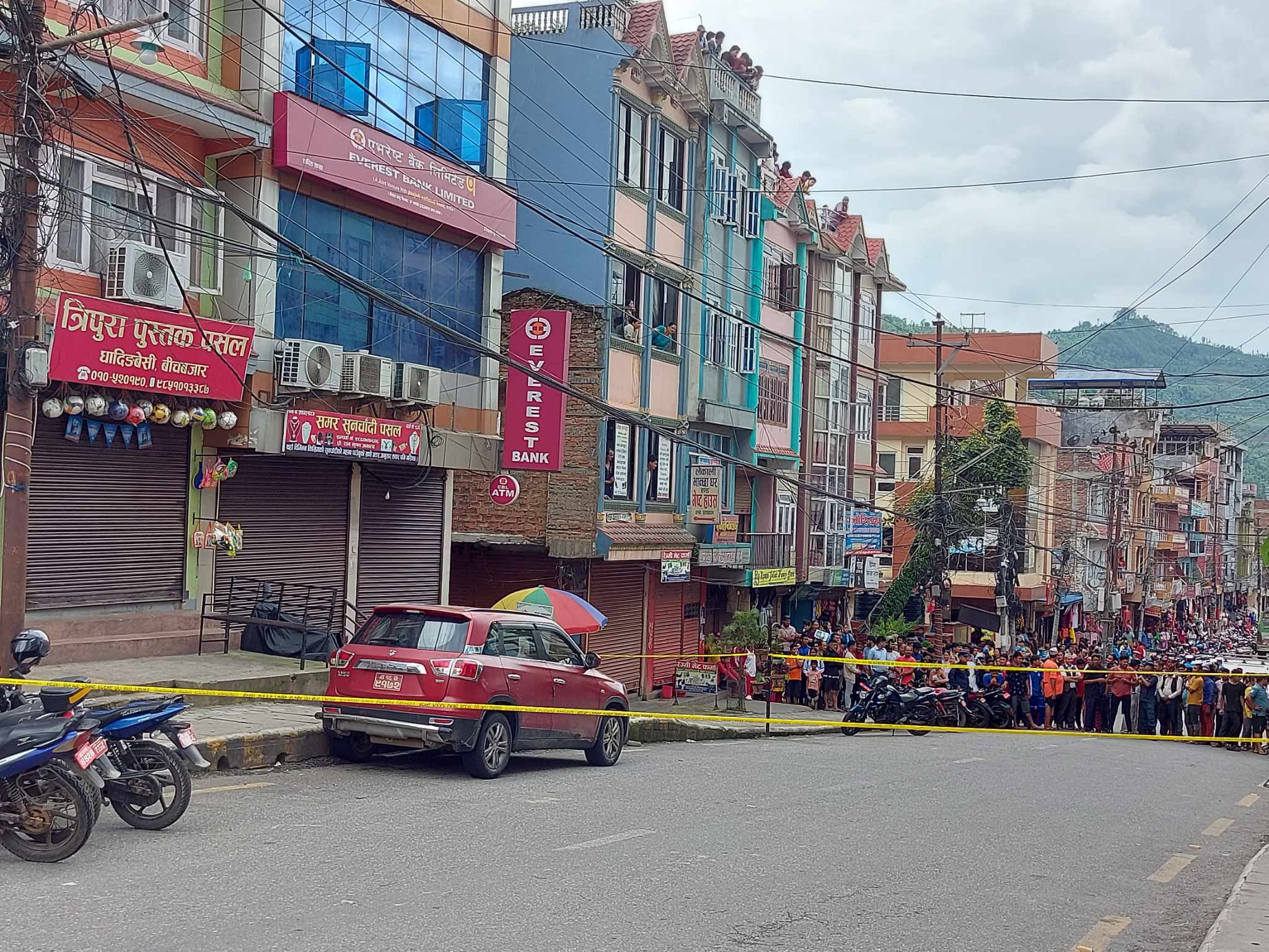 धादिङको बीचबजारमा पार्किङ गरिराखेको कारभित्र शंकास्पद सामान फेला