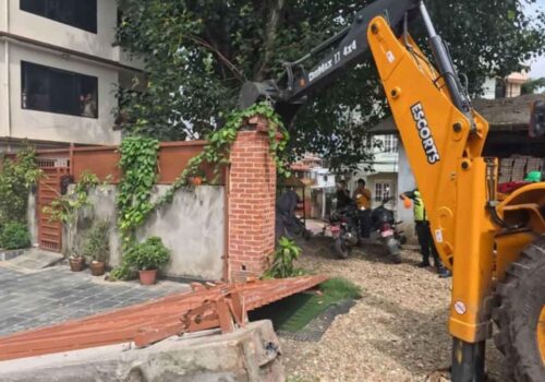 अख्तियार आयुक्तको घरमा ललितपुर महानगरले चलायो डोजर