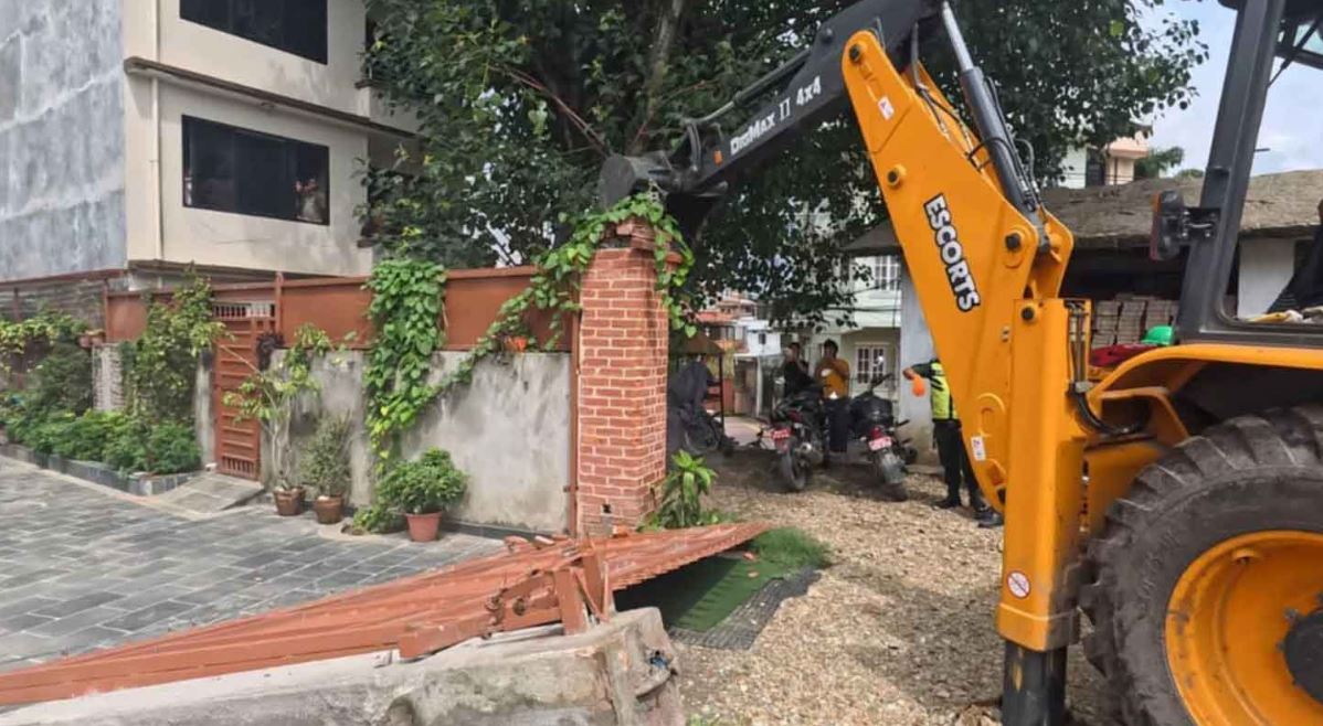 अख्तियार आयुक्तको घरमा ललितपुर महानगरले चलायो डोजर