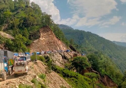 कर्णाली राजमार्ग अवरुद्ध हुँदा करोडौं मूल्यको स्याउ अलपत्र
