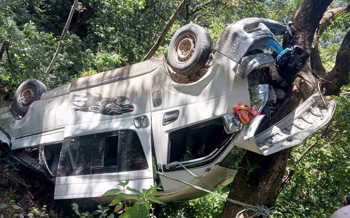 नुवाकोटमा माइक्रो बस दुर्घटना हुदाँ १२ जना घाइते